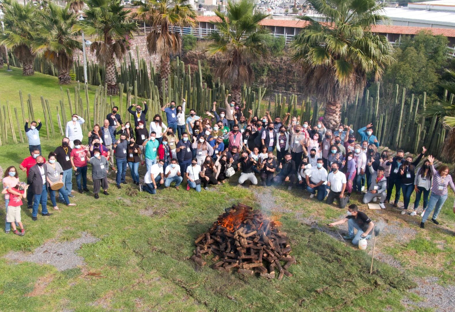 Equipo trabajando en dinámica de liderazgo